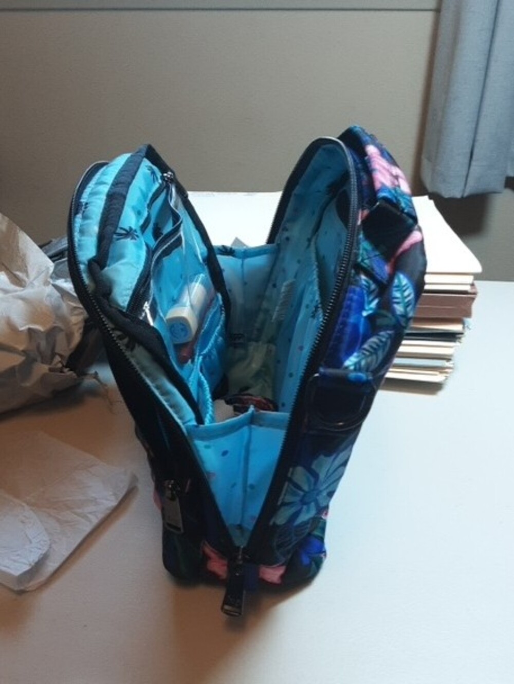 NWT Lug Ranger 2 Floral Quilted Cross Body - Black with Blue & Pink Flowers - Picture 9 of 10